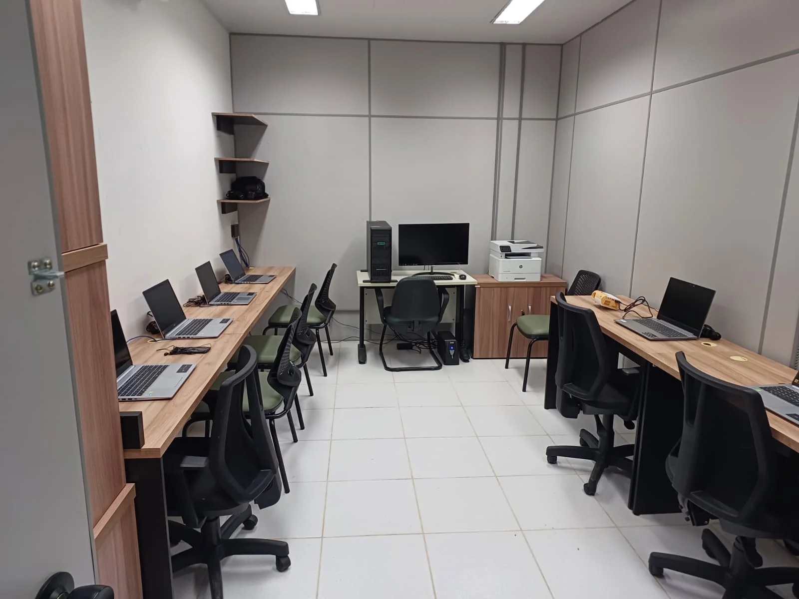 Espaço de trabalho do LabCompAp com computadores e bancadas